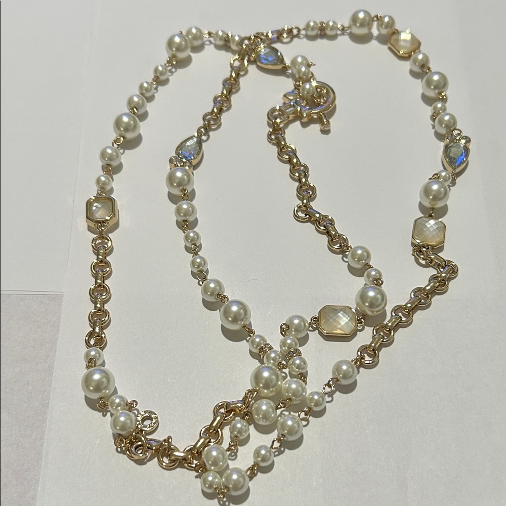 Elegant Gold and faux Pearl Necklace 22 inches long Beads